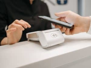 imagem de uma pessoa pagamento com cartão em uma máquina para o artigo sobre Códigos de Erro do Cartão