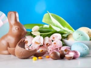 imagem de um coelho de chocolate e flores para o texto sobre Ideias para vender na Páscoa