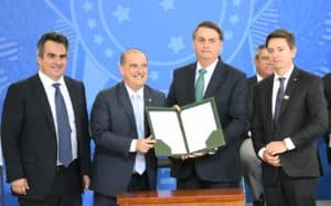 presidente da República, Jair Bolsonaro, e o ministro do Trabalho e Previdência, Onyx Lorenzoni, assinaram a Medida Provisória que institui o Programa Nacional de Serviço Civil Voluntário