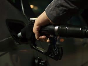 Foto de bomba de combustível simbolizando o tema da economia na gasolina