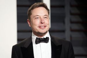 Elon Musk, o homem mais rico do mundo, de terno e gravata.
