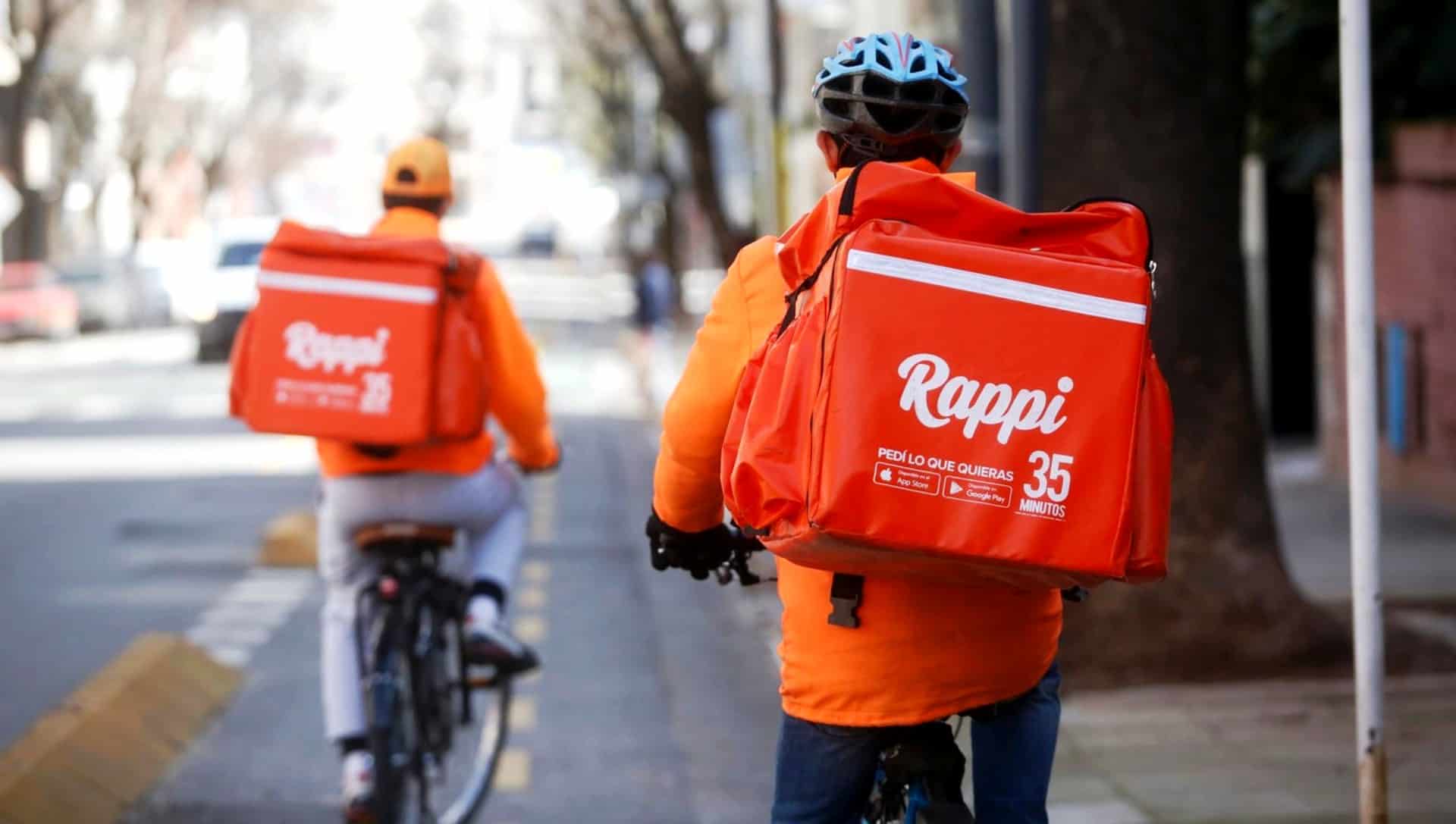 entregadores na bicicleta usando uniforme do aplicativo de delivery Rappi