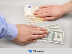 duas mãos trocando notas de dólar e euro, representando operações de swap