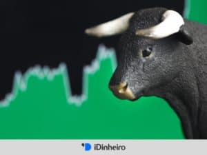 touro em miniatura em frente a um gráfico de ações, em representação ao bull market