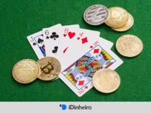 cartas de jogo e moedas, representando as maneiras de como ganhar bitcoin