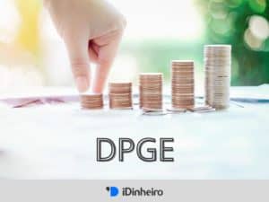 mão formando pilhas crescentes de moedas, representando o investimento em DPGE
