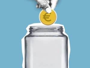 desenho com colagens de uma mão colocando uma moeda em um jarro simbolizando a economia para acabar com as dívidas