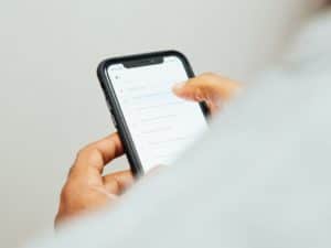 Imagem de uma pessoa usando um celular, a foto está focada em suas mãos e foi usada para ilustrar o conteúdo sobre empréstimo consignado online rápido