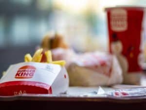 bandeja com hambúrguer, batata frita e bebida da franquia Burger King