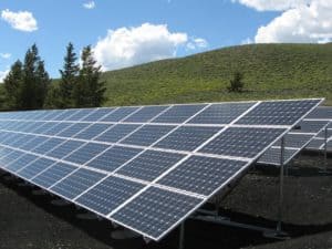 campo com placas de uma franquia de energia solar