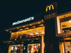 foto noturna de um dos restaurantes da franquia McDonald's