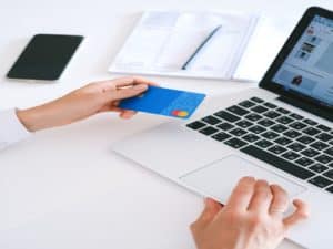 Pessoa realizando uma compra online em seu notebook representando plataformas de pagamento online