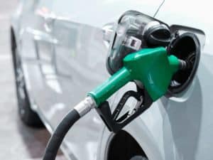 Imagem de uma bomba de gasolina abastecendo um carro. Foto utilizada para ilustrar uma notícia sobre a redução icms combustíveis.