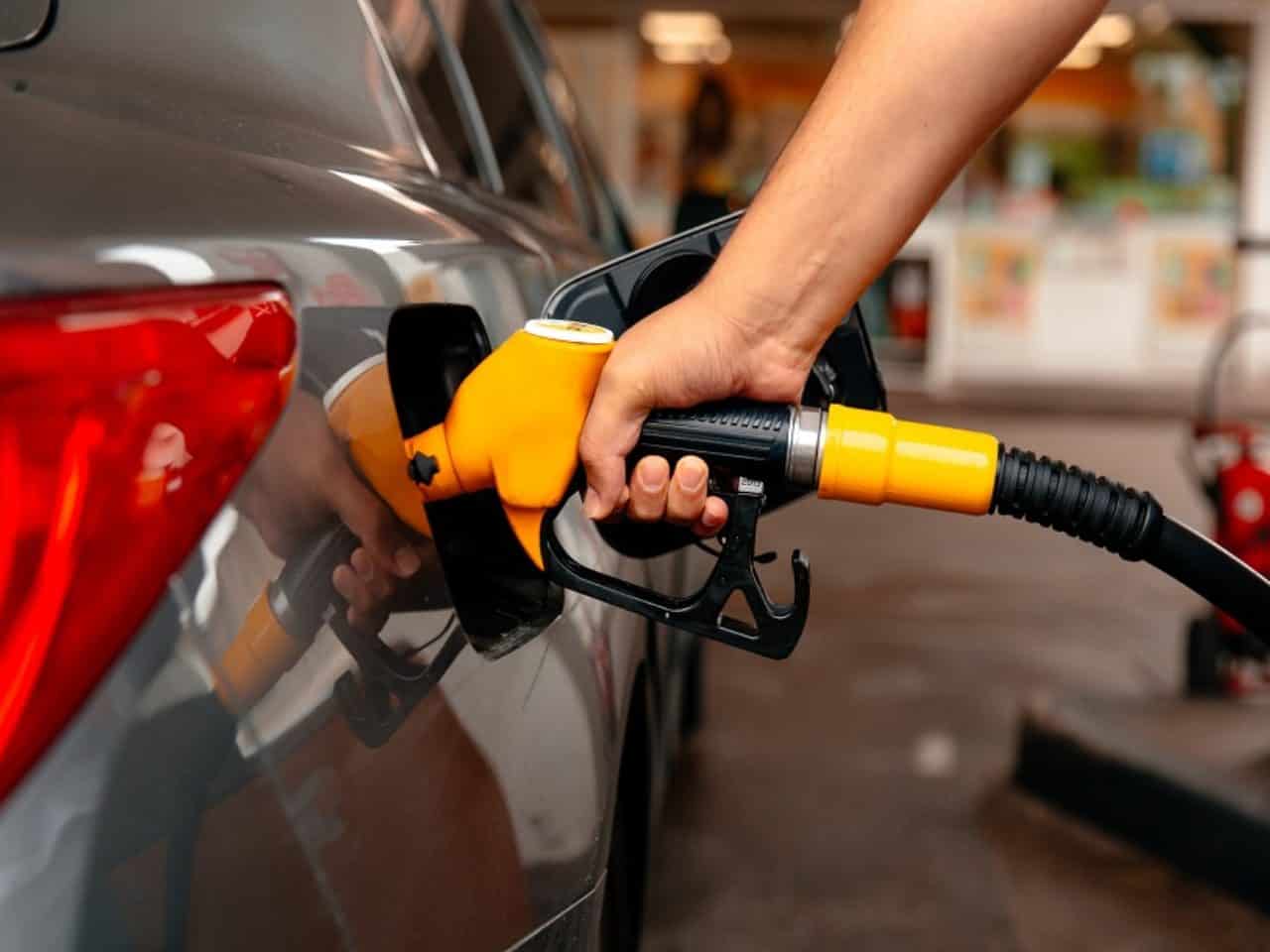 Imagem de um carro sendo abastecido com combustível através de uma bomba em um posto de abastecimento. Imagem utilizada para ilustrar uma notícia sobre a tabela ICMS combustíveis.