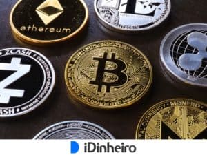 moedas de cores preta, prata e dourada com inscrição de símbolos de algumas criptomoedas, como Bitcoin, Ether, Litecoin, Zcash