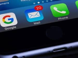 tela de celular mostrando o ícone do aplicativo do e-mail representando o post como criar um e-mail profissional