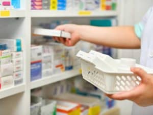 Imagem de uma prateleira com caixas de remédios. Foto utilizada para ilustrar uma notícia sobre a falta de medicamentos. Crédito: Getty Images/iStockphoto