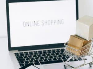 laptop escrito online shopping representando uma loja virtual para iniciantes