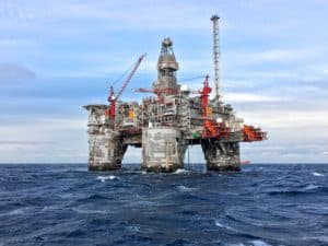 plataforma de petróleo em alto mar representando o que são royalties
