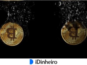 duas moedas douradas com o símbolo do bitcoin fundido de cabeça para baixo