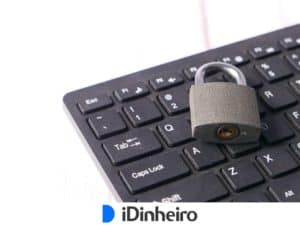 imagem da parte lateral esquerda de um teclado preto de computador com um cadeado cinza por cima