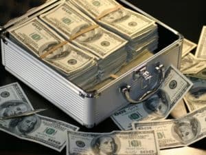 maleta com dinheiro representando como ser rico