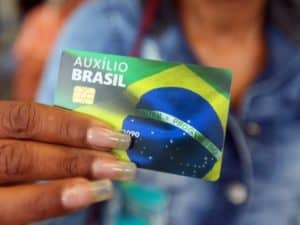Imagem do cartão do Auxílio Brasil. Foto utilizada para ilustrar uma notícia sobre a inclusão de novos beneficiários no Auxilio Brasil.