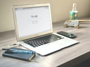 plataforma de marketing digital: laptop aberto no Google em cima de uma mesa