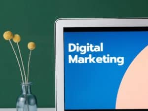 vantagens de trabalhar com marketing digital: tela de um laptop escrito 