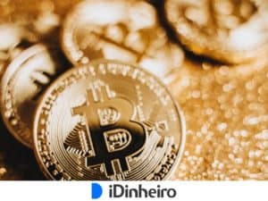 moedas douradas com símbolo do bitcoin fundido