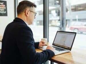 imagem de um homem usando computador para o artigo sobre BNDES crédito para pequenas empresas