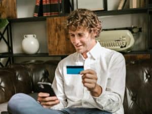 imagem de uma pessoa pagando com celular para o texto sobre link de pagamento pagseguro