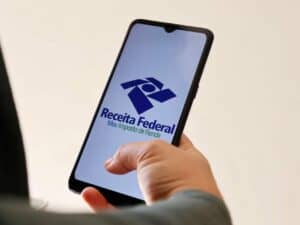 Imagem de um celular com o aplicativo Meu Imposto de Renda. Foto utilizada para ilustrar uma notícia sobre a consulta ao lote residual de restituições.
