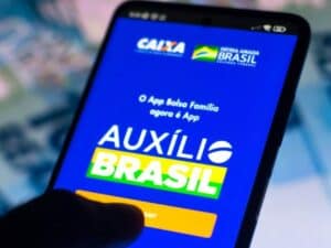 Imagem de um celular com o aplicativo do Auxílio Brasil. Foto utilizada para ilustrar uma notícia sobre o empréstimo auxílio brasil em processamento. Crédito: Shutterstock