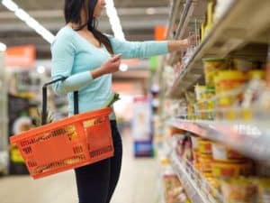 Imagem de uma pessoa fazendo compras em um supermercado, utilizada para ilustrar uma noticia sobre o IPCA de setembro.