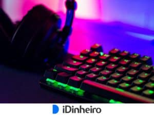 teclado de computador iluminado por luz led colorida