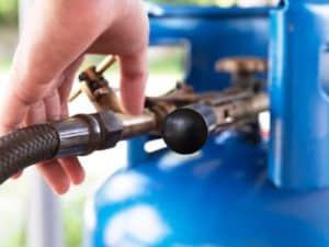 Foto de um botijão de gás azul utilizada para ilustrar uma notícia sobre o pagamento do vale-gas de outubro. Crédito: Shutterstock