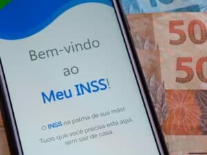 Imagem de um celular com o aplicativo Meu INSS. Foto utilizada para ilustrar uma notícia sobre os pagamentos do INSS de outubro.