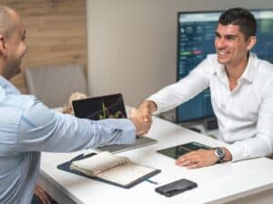 Imagem de dois homens apertando as mãos para o artigo sobre Empréstimo para microempresa
