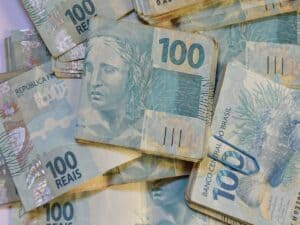 cédulas de R$ 100 dobradas representando Mutirão de Negociação do Banco Central