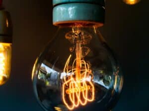 Imagem de uma lâmpada utilizada para ilustrar uma notícia sobre a conta de luz em dezembro. Crédito: Unsplash.