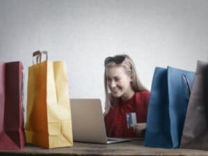 mulher comprando online em um marketplace