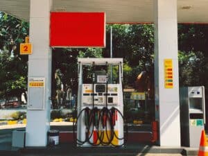 Imagem de um posto de gasolina utilizado para ilustrar uma notícia sobre o aumento do preço da gasolina. Crédito: Unsplash.