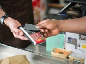 Imagem de uma pessoa realizando um pagamento com um cartão. Foto utilizada para ilustrar uma notícia sobre o IPCA dezembro 2022. Crédito: Pexels.