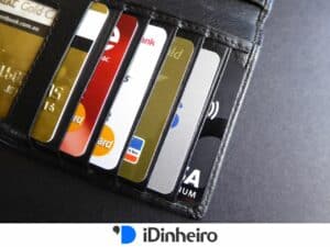 lateral de 6 cartões de crédito dentro de uma carteira