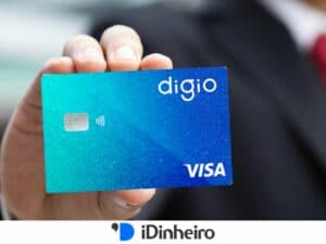 mão segurando um cartão de crédito Digio