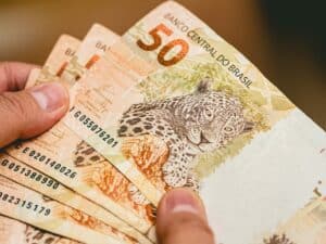 Imagem de algumas cédulas de 50 reais utilizada para ilustrar uma notícia sobre consulta dinheiro esquecido. Crédito: Getty Images/iStockphoto