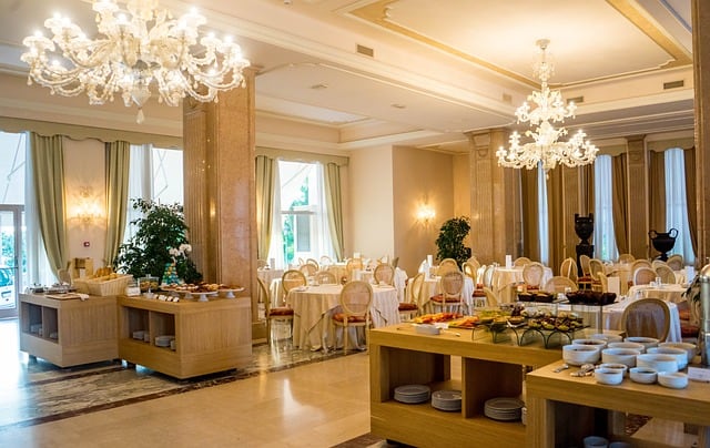imagem de um hotel de luxo, na área de restaurante, com mesas, cadeiras, talheres e móveis