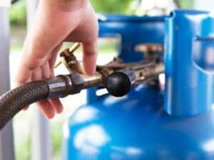 Imagem de um botijão de gás utilizada para ilustrar uma notícia sobre o pagamento do Auxílio Gás de fevereiro. Crédito: Shutterstock