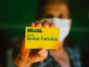 Imagem de uma pessoa segurando um cartão do Bolsa Família. Foto utilizada para ilustrar uma notícia sobre quem tem direito ao Bolsa Família. Crédito: Shutterstock.